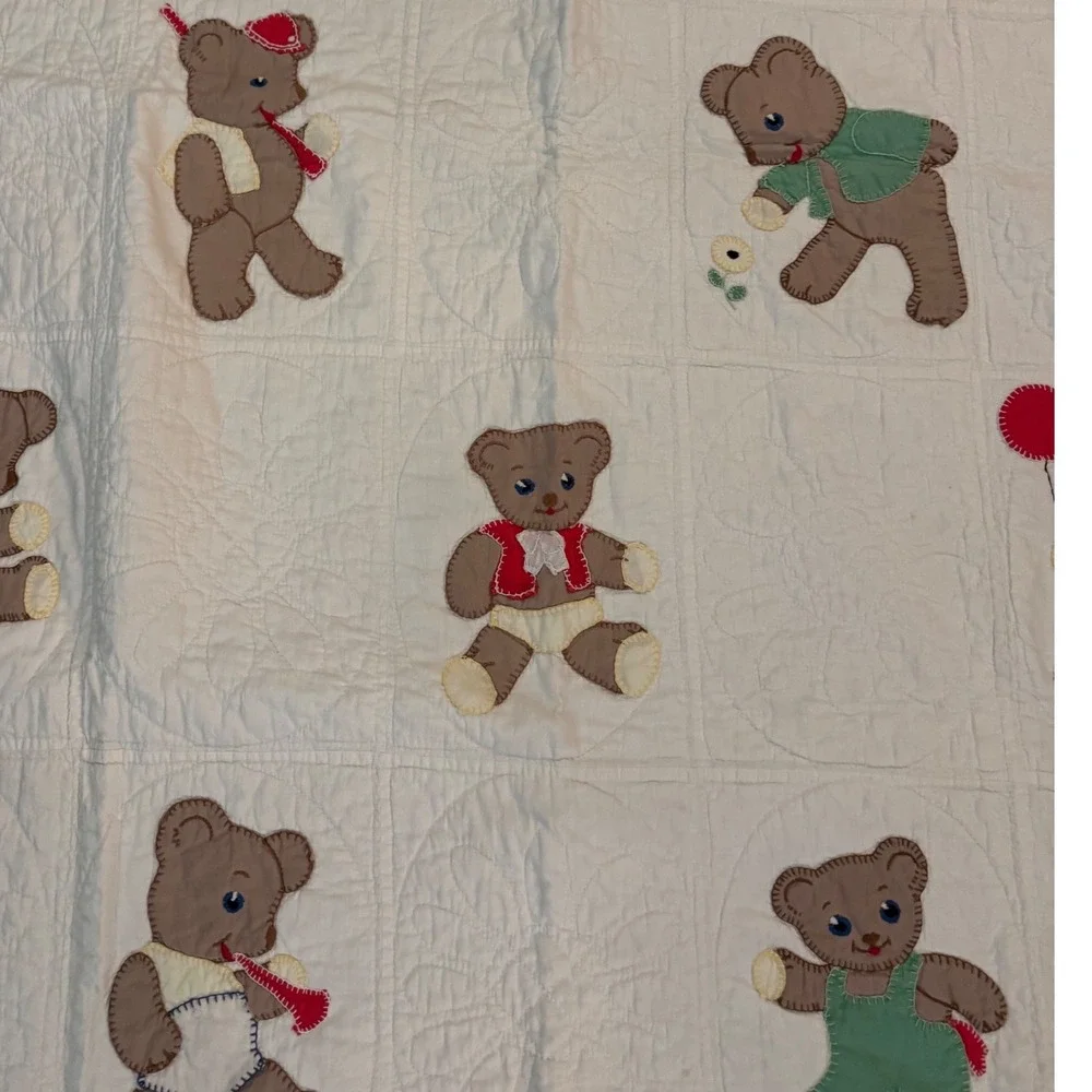 Vintage Handmade Teddy Bear Applique Baby Quilt Scalloped Red Border 42x52